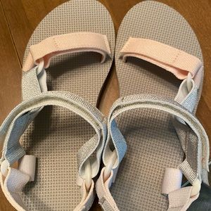 Original Universal in Pearl Metallic Multi Teva’s